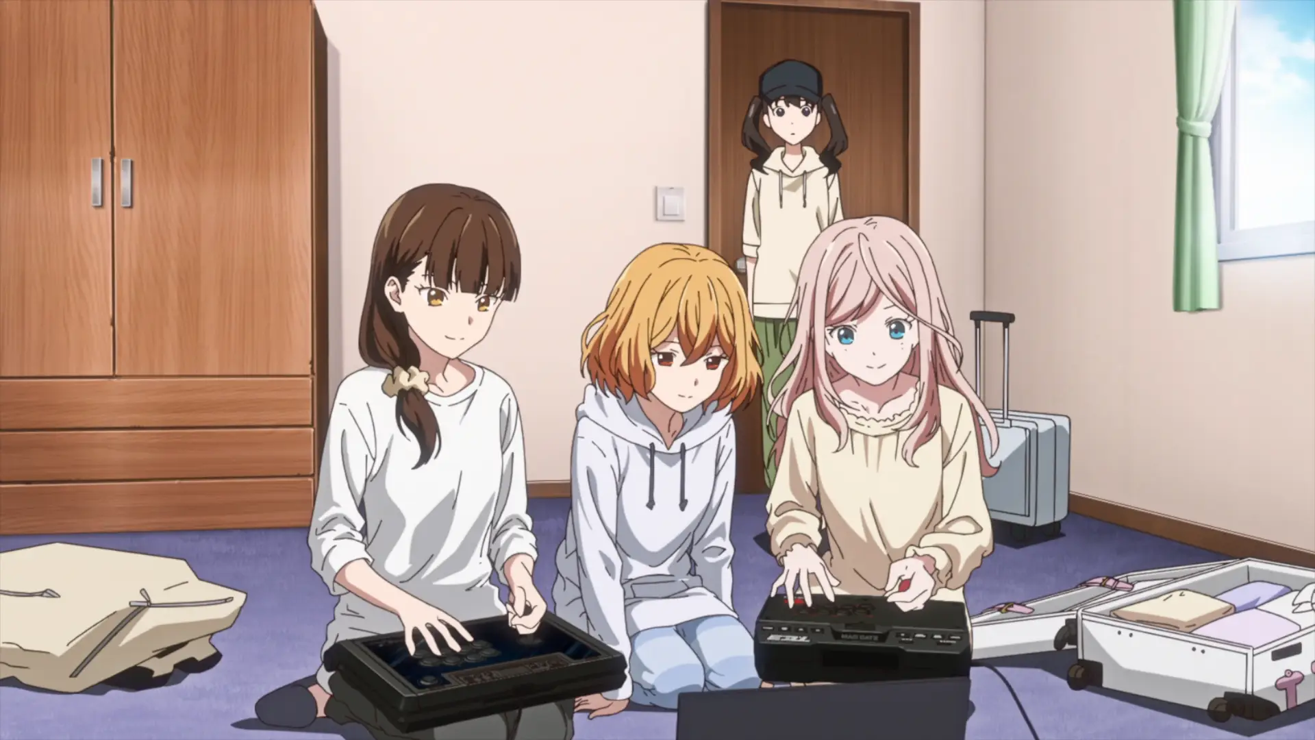 Imagine arriving at a new location after traveling and the first thing they do is preparing the PC and keyboard to play...truly the best kind of gamers!