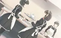 I totally didn't even notice the detail that Suou noticed. In the two photos, the girls have the same way of tying the knot behind their apron.
