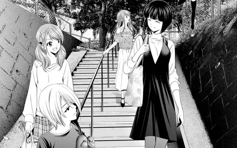 The five main girls (Ouka, Shiragiku, Riho, Akane and Ami) coming back home after some purchases. Art changed a lot over time.